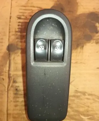 Renault Clio III Electric window control switch 8200356519