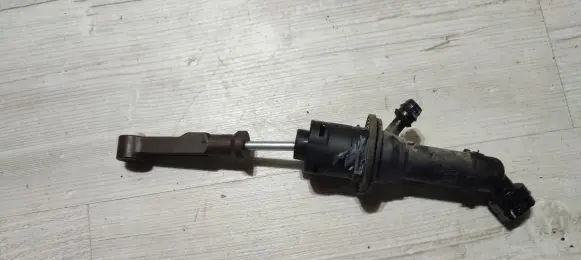 Dacia Duster Clutch master cylinder 306104118R