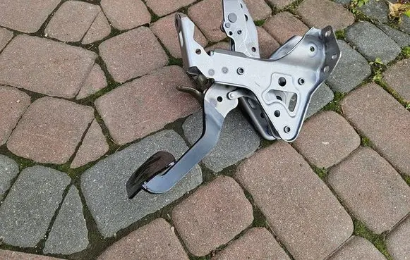Toyota Camry VIII XV70 Clutch pedal OPELCZESCI.com-D10