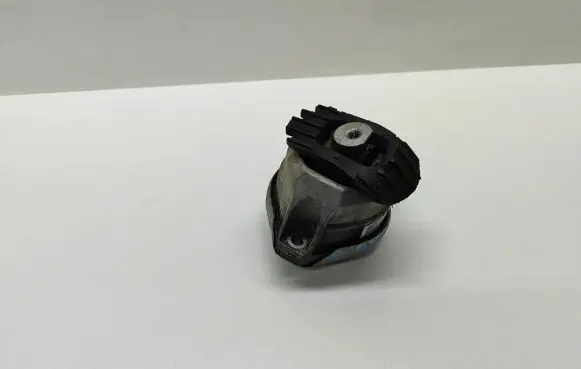 BMW 5 E60 E61 Engine mount bracket 6770641 677064102 15934612
