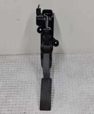 Mercedes-Benz B W245 Accelerator throttle pedal A1693000104 000330 070606