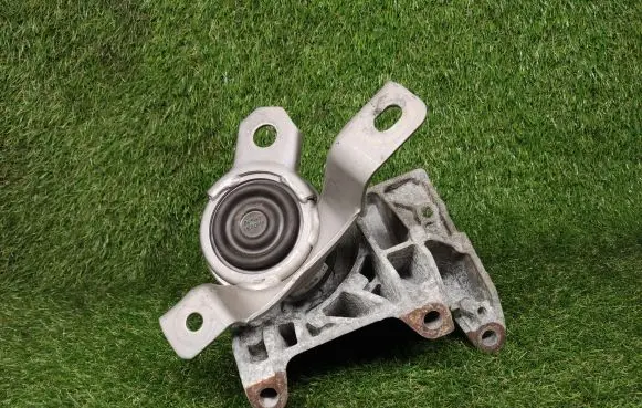 Volvo S60 Engine mount bracket 30671245