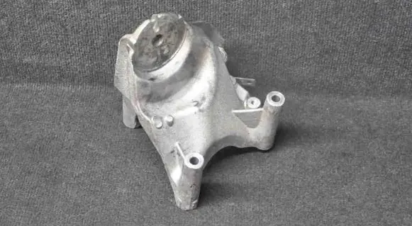 Volkswagen Touareg I Engine mounting bracket 070199308A