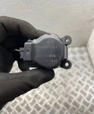 Peugeot 5008 Air flap motor/actuator P1975001U EAD516