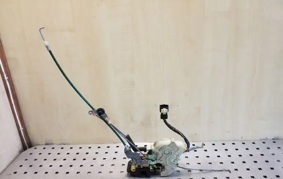 KIA Sorento Front door lock