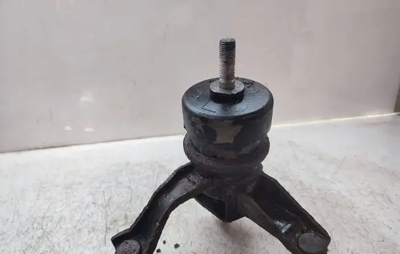 Lexus RX 450H Engine mount bracket 