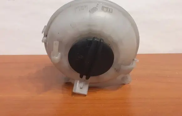 Volkswagen Touran III Coolant expansion tank/reservoir 5Q0121407G 6701