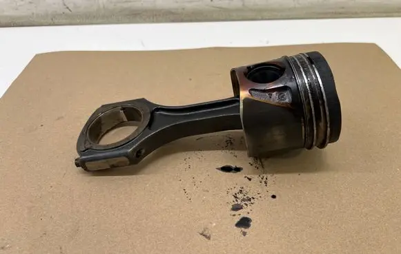 Mercedes-Benz GLA W156 X156 Piston with connecting rod A65100