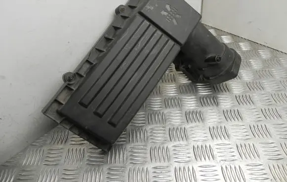 Volkswagen PASSAT B7 Air filter box 3C0129607AQ VD17338