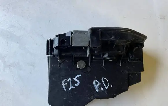 BMW X3 F25 Front door lock 7318414