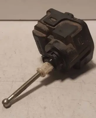 Volkswagen PASSAT B5 Headlight level adjustment motor 4A0941295