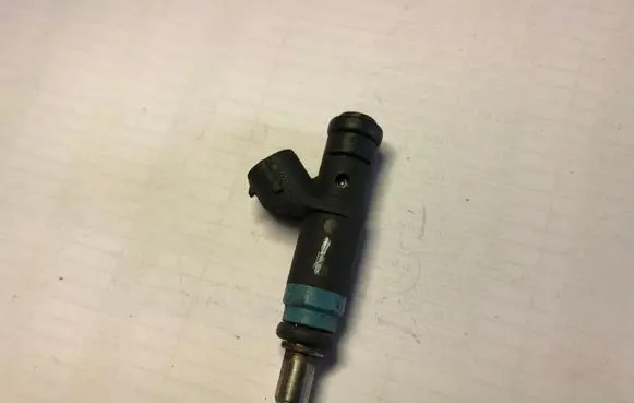 Audi A4 S4 B6 8E 8H Fuel injector 06B133551K