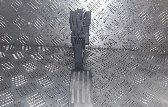 Accelerator throttle pedal