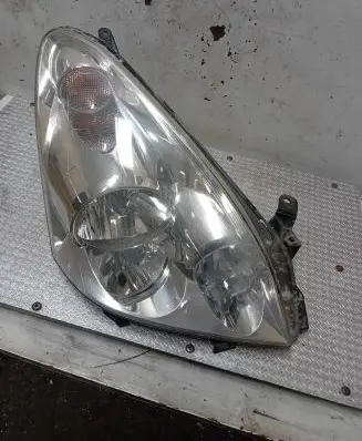 Toyota Corolla Verso AR10 Headlight/headlamp P7105R