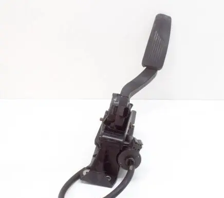 Accelerator throttle pedal
