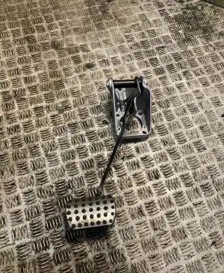 Mercedes-Benz ML W164 Brake pedal 1642902301 A1642902301