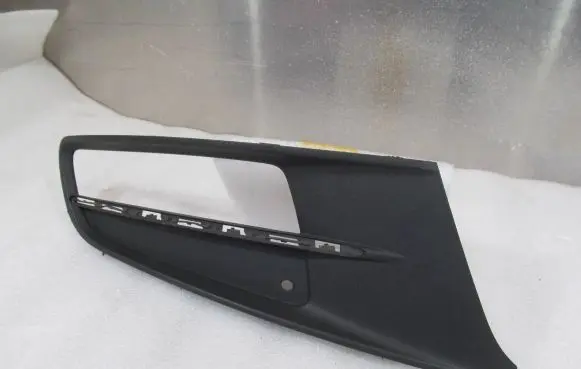 Volkswagen Sharan Front bumper lower grill 7N0853666B