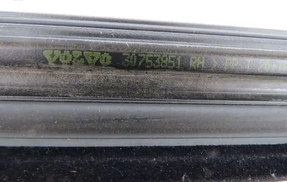 Volvo XC90 Front door glass trim molding 30753851 30753850