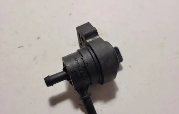 Mercedes-Benz GL X164 Valve vacuum A0004769832