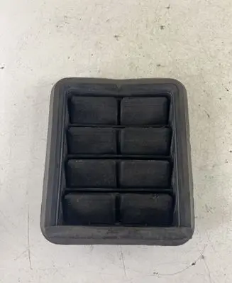 Jeep Cherokee Quarter panel pressure vent 05058643AA 05058643A