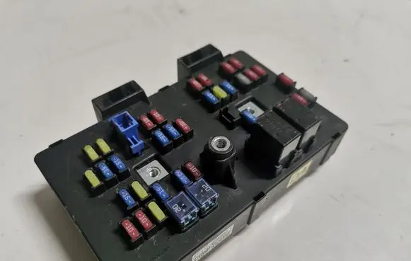 Opel Antara Fuse module C105IP