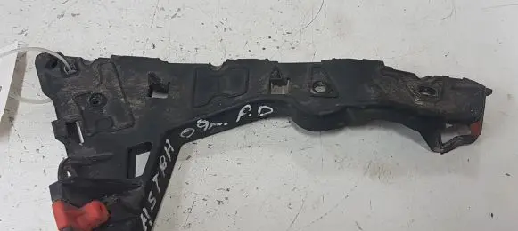 Opel Astra H Front bumper mounting bracket 331883181