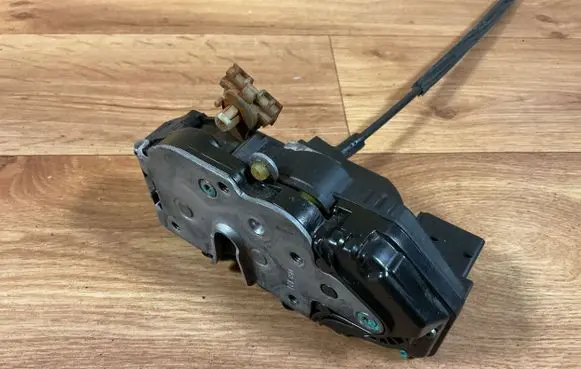 Opel Insignia A Front door lock 3025681