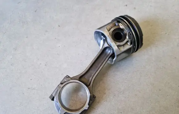 Mitsubishi L200 Piston with connecting rod