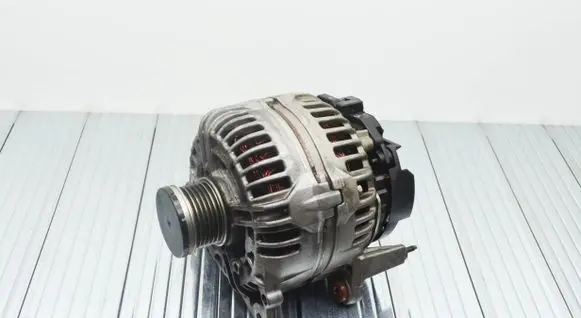 Volkswagen Tiguan Generator/alternator 03C903023S