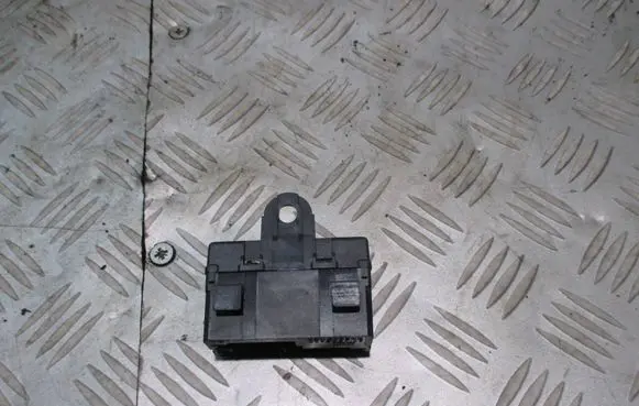 Toyota Avensis T250 Seat heating relay 875010W0100 06073 200420