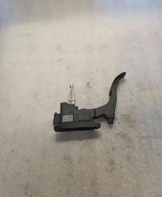 Accelerator throttle pedal