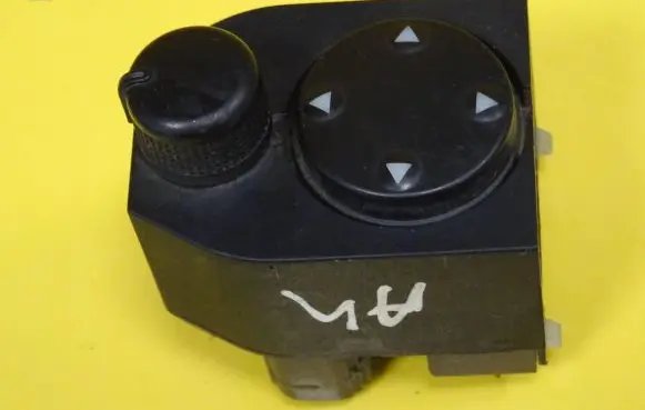 Audi A4 S4 B5 8D Wing mirror switch 03240003