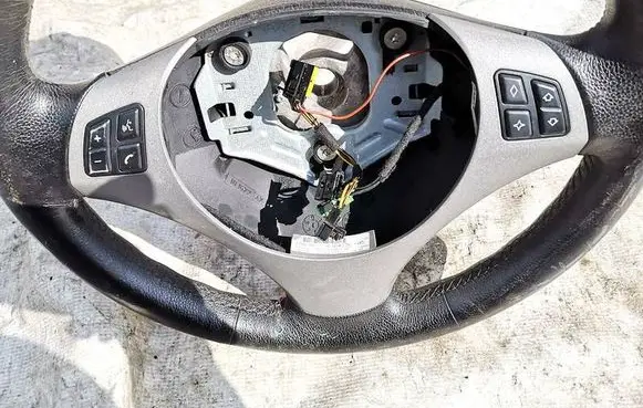 Steering wheel buttons/switches