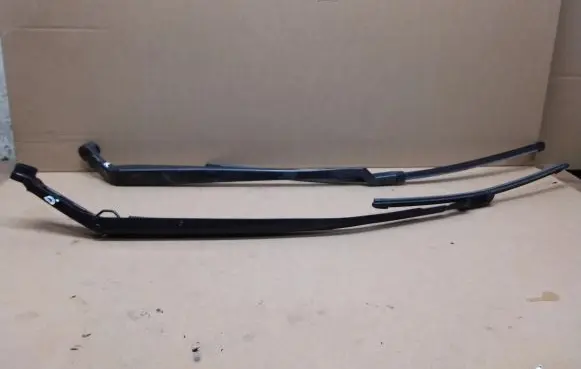 Toyota Prius (XW50) Front wiper blade arm