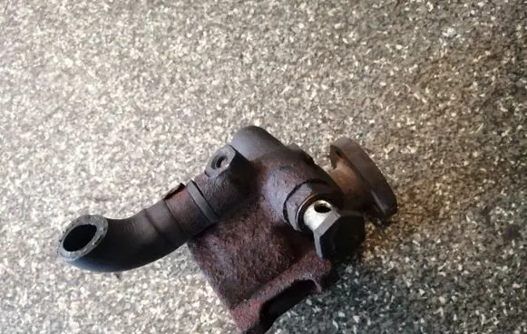 Volkswagen PASSAT B4 Power steering pump 1H0422155E