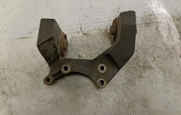 Suzuki Grand Vitara II Front differential bracket 