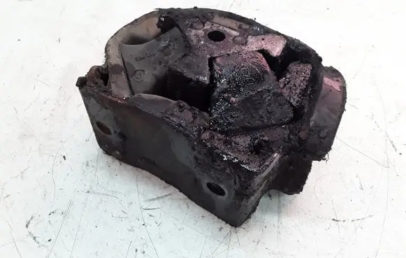Mercedes-Benz Vito Viano W638 Engine mount bracket