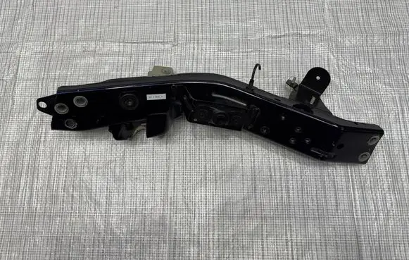 Maserati GranTurismo Headlight/headlamp mounting bracket 1921