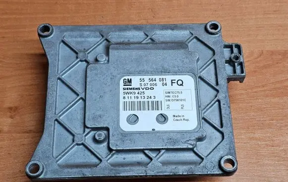 Opel Zafira B Engine control unit/module 55564081 8111913243 5WK9425