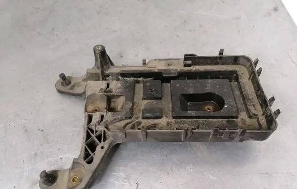 Volkswagen PASSAT B6 Battery tray 1K0915333C