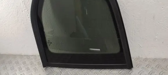Volkswagen Touran III Rear side window