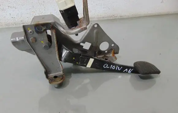 Renault Clio IV Brake pedal