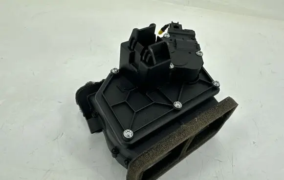 Volkswagen Touareg II Air intake duct part 7P6820526
