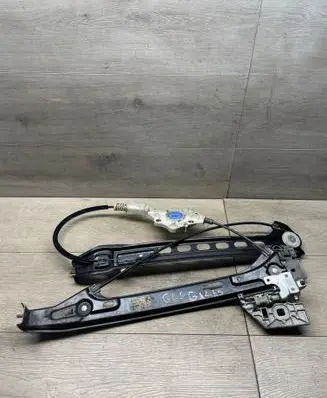 Rear window lifting mechanism without motor