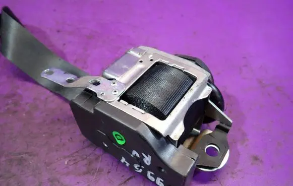 Volkswagen Polo IV 9N3 Front seatbelt