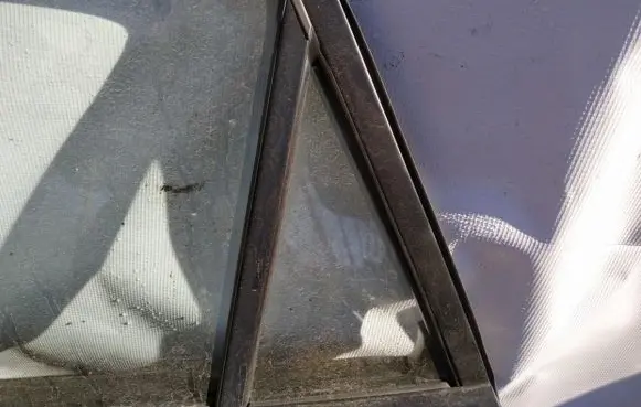 Mazda 3 II Rear vent window glass 