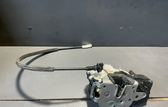 Opel Insignia A Front door lock 