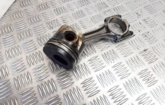 Volkswagen Golf V Piston with connecting rod