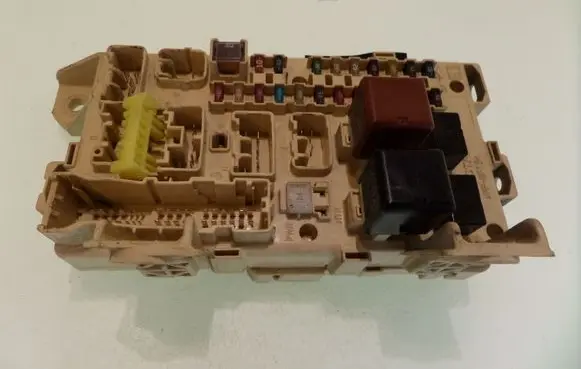 Toyota Avensis Verso Fuse module 8922144040 TA27300140B1K27