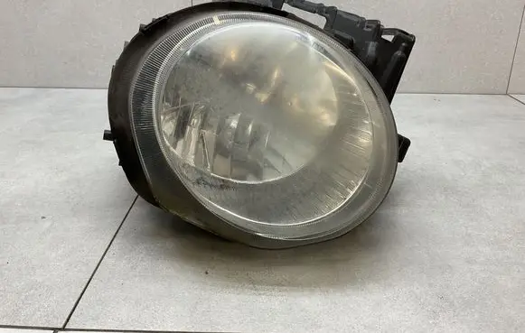 Nissan Juke I F15 Headlight/headlamp